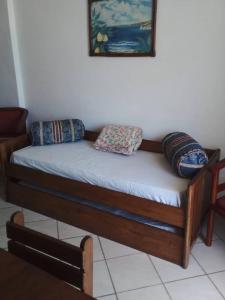 La LomaにあるApartamento en puerta del solの枕が2つ置かれたベッド