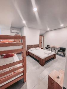 um quarto com dois beliches e uma mesa em Best Builder em Tbilisi