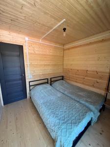 Кровать или кровати в номере Marisi Cottage - კოტეჯი მარისი