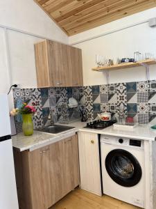 Кухня или мини-кухня в Marisi Cottage - კოტეჯი მარისი
 +2 фотографии