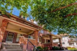 ein Backsteinhaus mit einem Baum davor in der Unterkunft Sleeps up to 20 in Dayton with 6 Bedrooms plus 2 Full Kitchens in Dayton