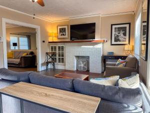 ein Wohnzimmer mit einer blauen Couch und einem Kamin in der Unterkunft Sleeps up to 20 in Dayton with 6 Bedrooms plus 2 Full Kitchens in Dayton