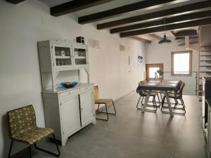 a kitchen and dining room with a table and chairs at La Reja in La Fresneda