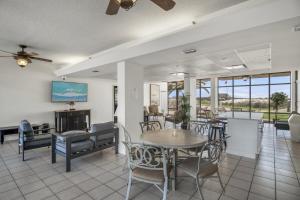Posezení v ubytování Destin on the Gulf 707 is a 2 bed 2 bath beachfront condo