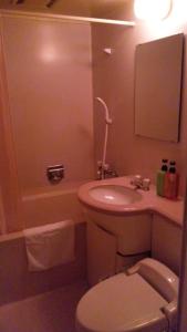 高松市にあるホテル高松ヒルズのバスルーム(トイレ、洗面台、バスタブ付)