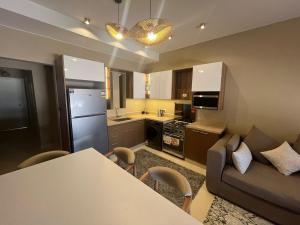 Nhà bếp/bếp nhỏ tại Makadi home lake view & garden