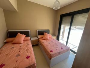 Giường trong phòng chung tại Makadi home lake view & garden