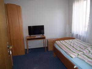 TV a/nebo společenská místnost v ubytování Monteur Gästehaus Mönchengladbach