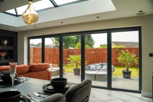 ヨークにあるModern&Luxury House Near City Centreのリビングルーム(ガラスの引き戸、ソファ付)