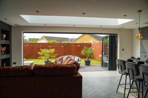 ヨークにあるModern&Luxury House Near City Centreのソファとテーブルと椅子のあるリビングルーム