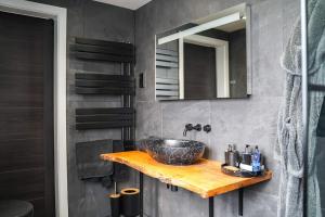 ヨークにあるModern&Luxury House Near City Centreの洗面台と鏡のあるバスルーム +39枚の写真