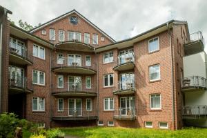 een appartementencomplex met balkons aan de zijkant bij Appart-Haus Business Apartments in Lingen