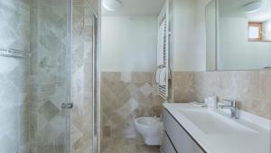 Ένα μπάνιο στο Villa Vinsantaia +34 φωτογραφίες