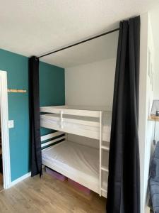 armadio con ripiani bianchi in camera di Cosy studio 25 m2 orienté sud entièrement rénové a Prénatier