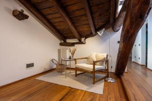 Posezení v ubytování Dimora De' Poeti - 250 Square Meters Attic with Jacuzzi