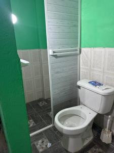 バイーア・ソラノにあるApartaloft en bahia solanoのトイレとガラスのシャワー付きのバスルーム