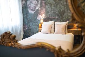 a bedroom with a bed with a mirror at Le Dada 6 personnes hypercentre Epernay in Épernay