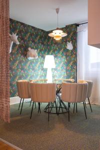 a dining room with a table and chairs in front of a wall at Le Dada 6 personnes hypercentre Epernay in Épernay +29 photos
