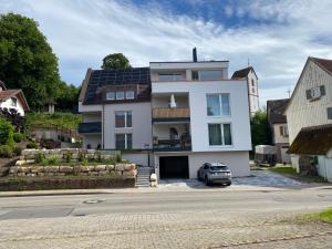 una casa blanca con paneles solares en el techo en Green Pepper Apartments, en Freudenstadt