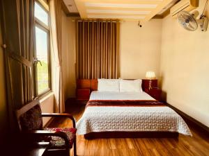 a hotel room with a bed and a window at Xuan Thanh Hotel in Thanh Hóa +36 photos