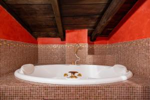 Koupelna v ubytování Dimora De' Poeti - 250 Square Meters Attic with Jacuzzi