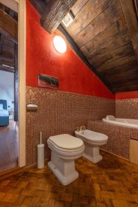 Koupelna v ubytování Dimora De' Poeti - 250 Square Meters Attic with Jacuzzi