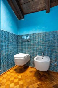 Koupelna v ubytování Dimora De' Poeti - 250 Square Meters Attic with Jacuzzi