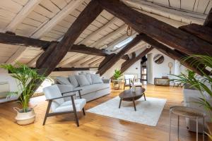 Posezení v ubytování Dimora De' Poeti - 250 Square Meters Attic with Jacuzzi