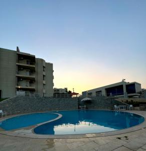 Bazén v ubytování شقة فندقية مفروشة للإيجار بالشيخ زايد Furnished hotel apartment for rent in Sheikh Zayed nebo v jeho okolí + 1 fotografie