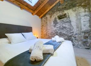 Un dormitorio con una cama con toallas. en Vila Closa Resort - Apartamentos, en Escaló