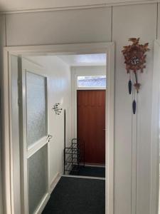 a hallway with a door leading to a room at Paritalon huoneisto in Raahe