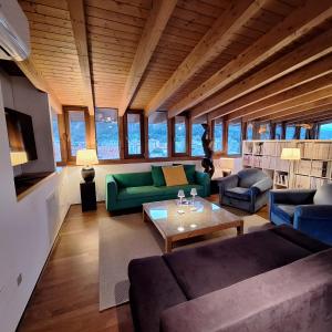 una sala de estar con un sofá y una mesa en L'Atelier, en Laveno-Mombello