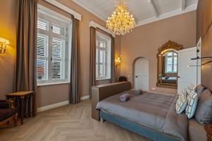 1 dormitorio con cama, espejo y lámpara de araña en NEW! Landhuis Kranshi Willemstad, en Willemstad 35 fotos más