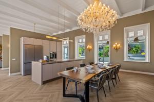 Un comedor y una cocina con mesa y sillas. en NEW! Landhuis Kranshi Willemstad, en Willemstad