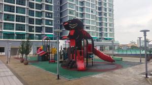 SAFIYA Roomstay Vista Alam في شاه عالم: ملعب في مدينة يوجد عليه رجل العنكبوت