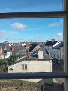 una vista de una ciudad desde una ventana en Ross on Wye The Old Wool Merchants House, en Ross-on-Wye
