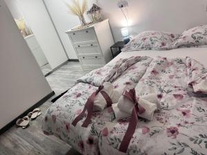 1 dormitorio con 1 cama con colcha rosada de flores en Sobe MIHA en Kutina