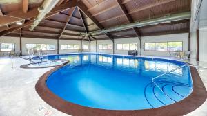 Bazén v ubytování DoubleTree by Hilton Port Huron nebo v jeho okolí