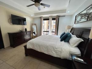 TV a/nebo společenská místnost v ubytování Apartamento de Lujo en Playa Jacó, Frente al Mar, Wifi, AC, Parqueo Privado y Piscinas