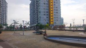 SAFIYA Roomstay Vista Alam في شاه عالم: مبنى كبير يوجد أمامه نافورة