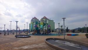 SAFIYA Roomstay Vista Alam في شاه عالم: ملعب أمام مبنى كبير