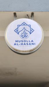 SAFIYA Roomstay Vista Alam في شاه عالم: لافتة لمتحف الحسن معلقة على السقف +صورة واحدة