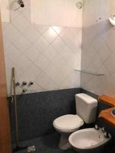 ミナ・クラベロにあるApart hotel La Posaditaのトイレと洗面台のあるバスルーム +14枚の写真