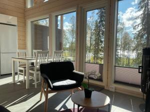 una veranda protetta con una sedia e un tavolo di Miilu Resort a Ylläsjärvi