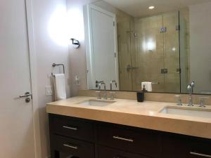Boca de Río HatoにあるElegante apartamento de 2 habitacionesの洗面台が2つと大きな鏡があるバスルーム +17枚の写真