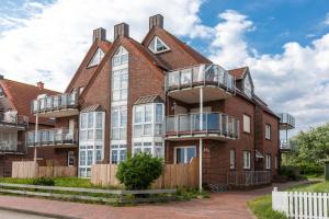 Un edificio de apartamentos con balcones. en Residenz am Meer 24C Graugans, en Juist