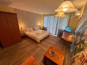 En eller flere senge i et værelse på Family Hotel Vaso