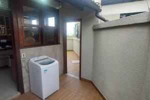 a laundry room with a washer and dryer in a house at Casa de praia Vista Mare Beira-mar in Barra de São Miguel