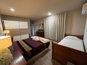 una camera d'albergo con due letti e una finestra di Quinta Santo Antonio a Gouveia