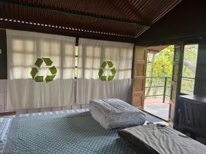 Ein Bett oder Betten in einem Zimmer der Unterkunft Treehouse at Kamp